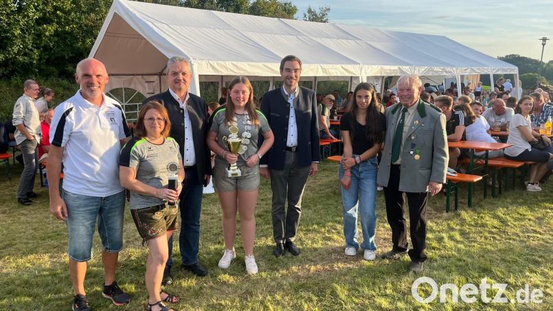 Schützenmeister Johann Gösl überreicht Pokale an die Stadtmeister im Schießen. Landtagsabgeordneter Stephan Oetzinger (Dritter von rechts) und Bürgermeister Andreas Wutzlhofer (Dritter von links) gratulieren den erfolgreichen Teilnehmern. Bild: dob
