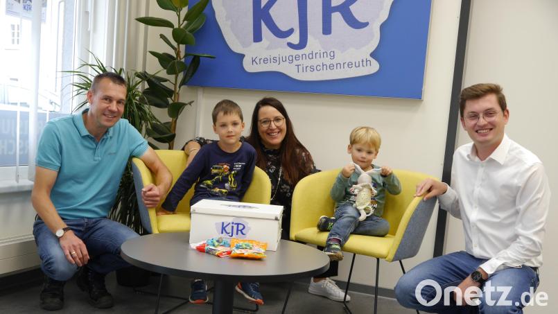 Bei der Ziehung der Gewinner waren dabei (von links): Zweiter KJR-Vorsitzender Andreas Malzer, Vincent Pannrucker, Geschäftsführerin Sandra Schug, Gabriel Pannrucker und KJR-Vorsitzender Max Siller. Bild: Kreisjugendring Tirschenreuth/exb