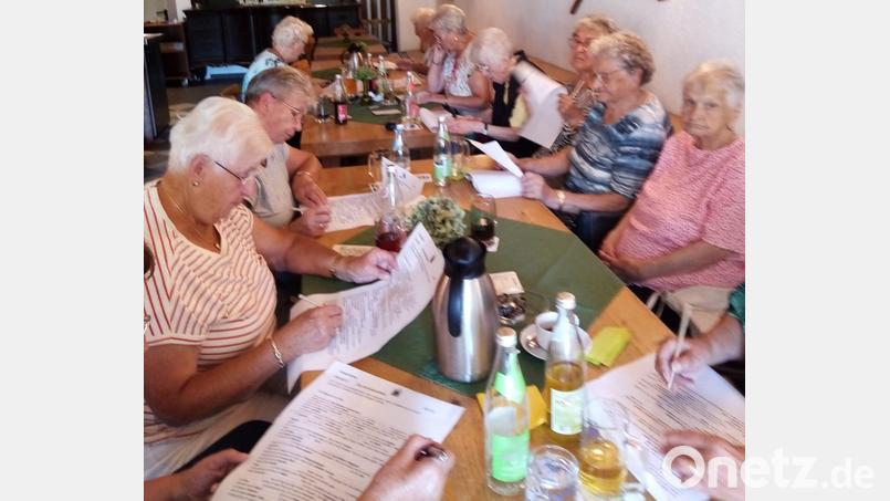 Die Reuther Seniorinnen beim Lösen ihrer Rätselaufgaben Bild: Christa Böhm/exb