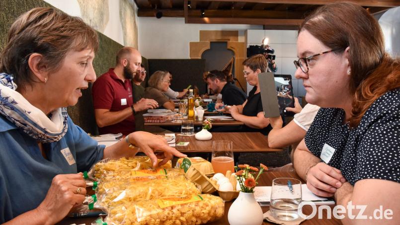 In fünf Minuten erklären, warum Bio-Ware die bessere Wahl für Gaststätten ist. So geht Speed-Dating auf bäuerliche Art. Bild: Stephan Huber
