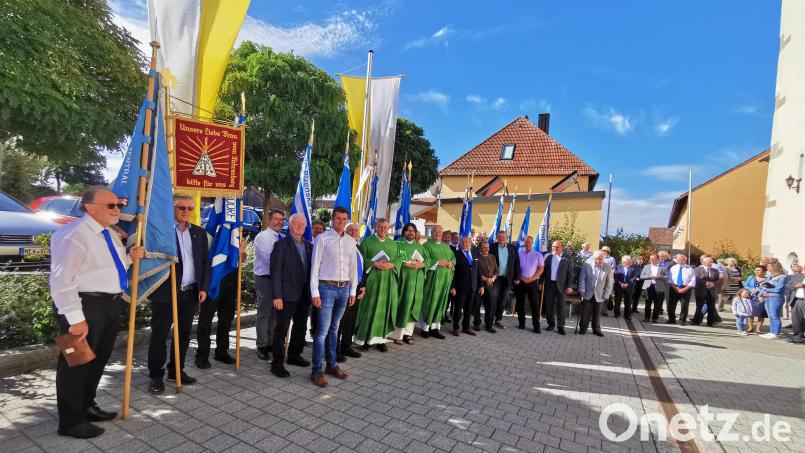 14 Banner der Pfarrcongregationen der MMC vor ihrem Einzug in die Kirche. Bild: exb