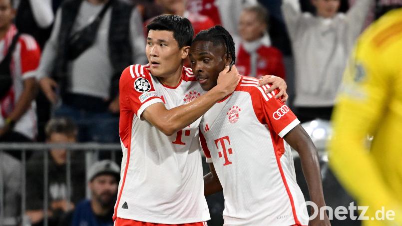 Diesen Youngster haben sie beim FC Bayern gerade alle ziemlich gern: Edeljoker Mathys Tel (rechts) wird nach seinem Tor zum 4:2 von Min-Jae Kim geherzt. Bild: Sven Hoppe/dpa