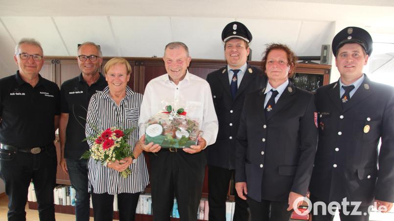 Alois Malzer (Mitte) feierte 85. Geburtstag. Es gratulierten Ehefrau Erika sowie Abordnungen der Feuerwehr Königshütte und des Schützenvereins Eichenlaub Königshütte. Bild: kro