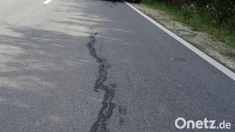 Die klaffenden Risse im Asphalt einer Straße in der Gemeinde Fensterbach sind offenbar nicht zu stoppen. Etliche wurden mit Teermasse ausgespritzt. Doch zwischenzeitlich haben sich neue gebildet. Die Frage lautet nun: Was führt zu dieser Entwicklung? Bild: Houschka