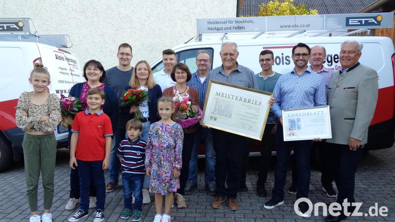 Die beiden Firmeninhaber Alois Herdegen senior und junior freuen sich über die beiden Urkunden, die Kammervizepräsident Gerhard Ulm (rechts) verlieh. Bild: amö