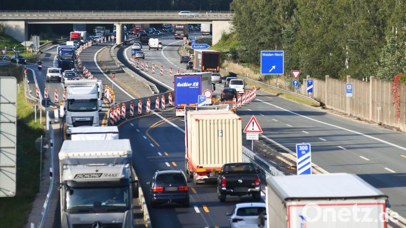 Beim Einfädeln auf die Autobahn 93 bei Weiden ist Vorsicht geboten. Im Baustellenbereich kommt es laut der Verkehrspolizeiinspektion häufig zu Unfällen. Bild: Gabi Schönberger