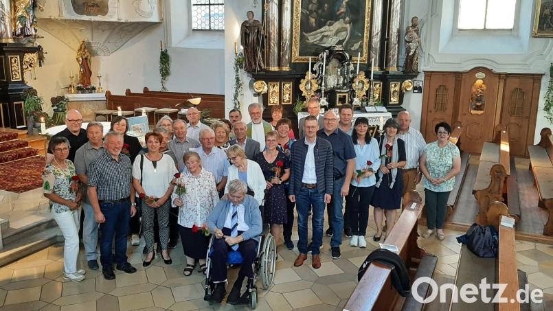 15 Paare feierten ihre Ehejubiläen mit Pfarrer Edmund Prechtl in einem Dankgottesdienst. Bild: mng