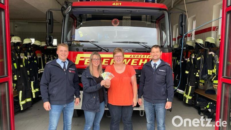 Die Feuerwehr spendet für den Kindergartenförderverein St. Nikolaus in Ammerthal (von links): Moritz Koberstein, Angela Duran, Kerstin Ebi und Florian Baumer. Bild: S. Grasser