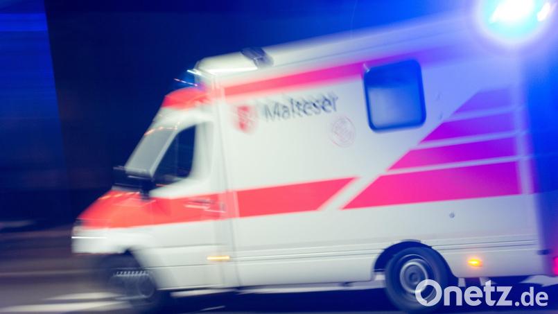 Ein Rettungswagen der Malteser fährt mit Blaulicht durch die Nacht. Symbolbild: Patrick Seeger