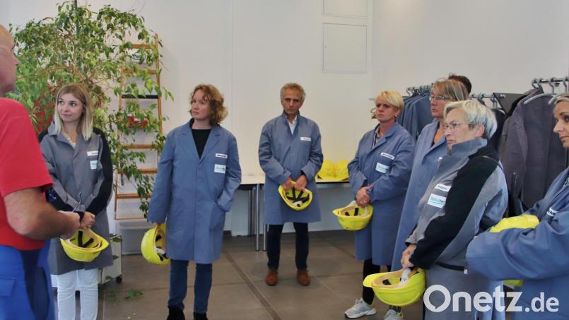 Was die Firma Nabaltec in Schwandorf produziert und wie die prämierte familienfreundliche Personalpolitik des chemischen Unternehmens aussieht, erfuhr das Bündnis für Familien im Landkreis Schwandorf bei einem Betriebsbesuch. Bild: td