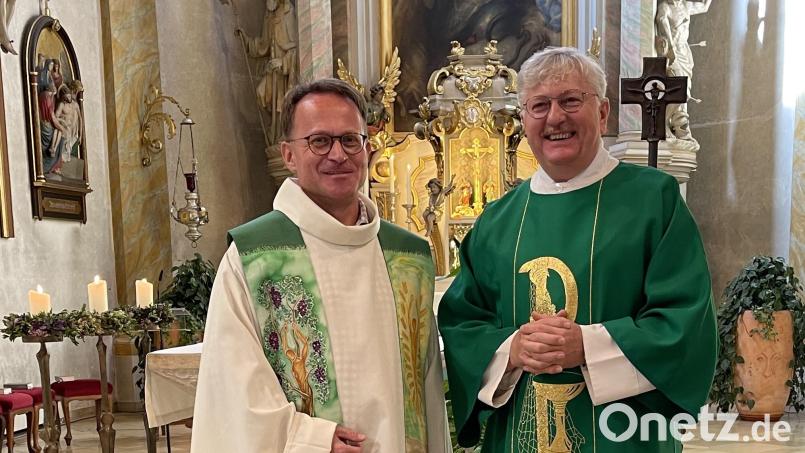 Diakon Janusz Szubartowicz (rechts) wechselt nach 18 Jahren von Waldthurn in die Seelsorgeeinheit Vohenstrauß und Böhmischbruck. Dekan Alexander Hösl (links) heißt den gebürtigen Polen bei den Sonntagsgottesdiensten im Seelsorge-Team willkommen. Bild: dob