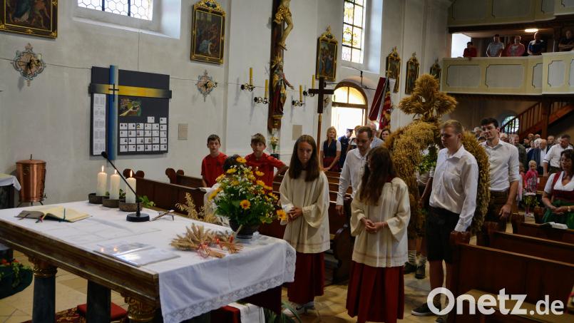 Mitglieder der Landjugend trugen die geschmückte Erntekrone in die Kirche. Bild: fdl