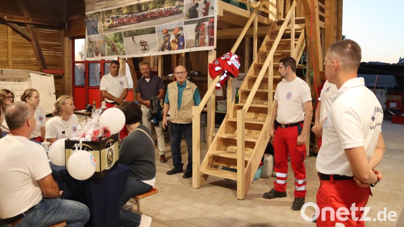 Die neue Einsatzgarage der Wasserwacht Vilstal-Kümmersbruck auf dem Areal der Familie Koll in Kümmersbruck wurde mit Ehrengästen wie Kümmersbrucks dritten Bürgermeister Hubert Blödt (stehend, Mitte) feierlich eingeweiht. Bild: mrr