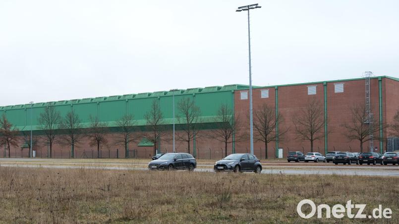 In diesem Gebäude sollten einmal WAA -Brennelemente gelagert werden. Jetzt baut es die Firma BMW in Wackersdorf zu einem Batterie-Testzentrum um. Bild: Hirsch