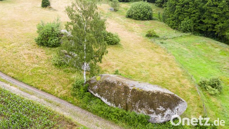 Eine geführte Wanderung der VHS Erbendorf führt zum Teufelsstein. Bild: mür