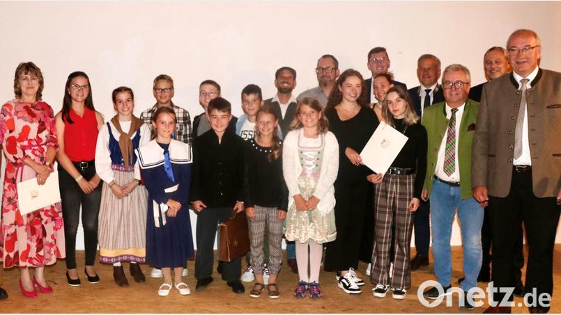 Bezirkstagspräsident Franz Löffler (rechts) verleiht den Jugendkultur-Förderpreis an das Ovigo-Theater. Bild: Linsmeier/exb