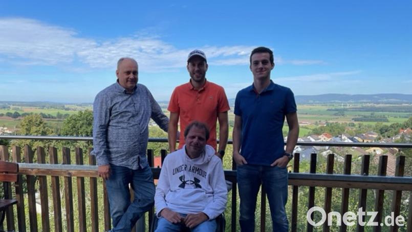Michael Plannerer, Vorsitzender Hubert Schmidt und Neu-Mitglied Pascal Laier und Anwärter Leon Fichtl. Bild: hut