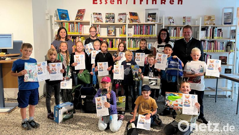 Die Gewinner des Sommerferien-Leseclubs mit dem Team der Stadtbücherei und Bürgermeister Stefan Grillmeier. Bild: Tina Preisinger/exb