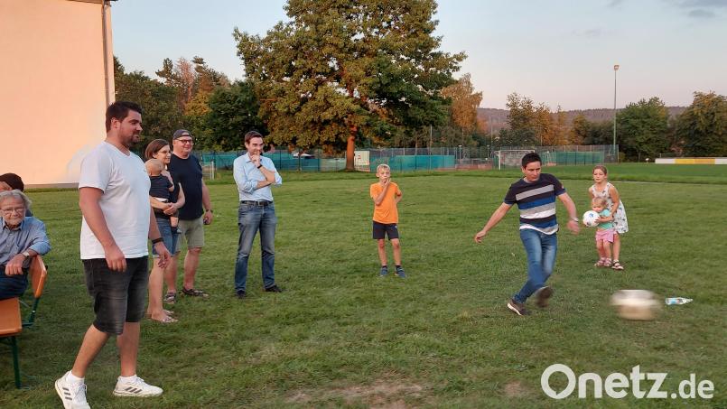 Kinder und Erwachsene legen sich bei ihren Schüssen auf die Torwand zum Abschluss des Ferienprogramms ins Zeug Bild: Stephanie Kuchlbauer/exb