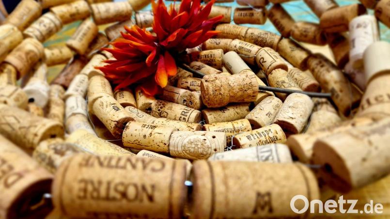 So sieht Korken-Upcycling aus. Der Workshop „UpcycleKunst“ mit Künstlerin Christa Scharl-Wolf ist ein Teil des Programms der langen KoOpf-Kunstnacht. Bild: Christa Scharl-Wolf/exb