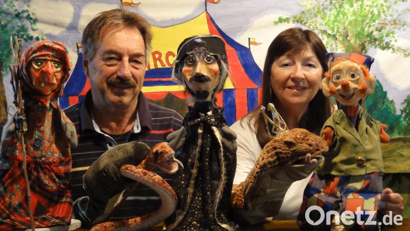 Vorhang auf für die neuen Stücke von Hermanns Kasperltheater. Die Puppenspieler Monika und Hermann Papacek freuen sich auf ihr junges Publikum Bild: pap/exb