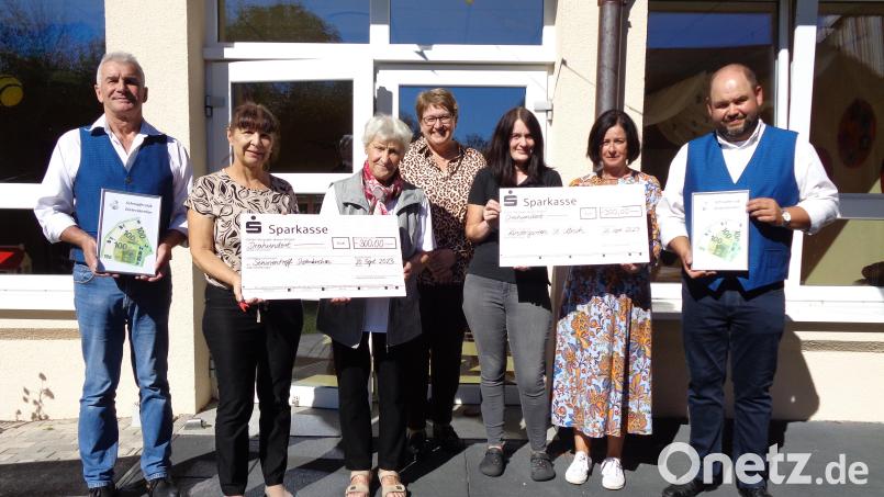 Bei der Spendenübergabe (von links): Vorsitzender Anton Bergschneider, Monika Roßkopf und Sieglinde Brandl vom Seniorentreff, Bürgermeisterin Anita Forster, Evi Singer und Anette Zwack vom Kindergarten und Mitgliedsbeauftragter Peter Schwendner. Bild: amö