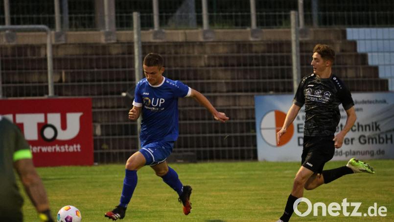 Der Weidener Stürmer Stefan Pühler (blaues Trikot) auf dem Weg zum Tor. Bild: Jäschke