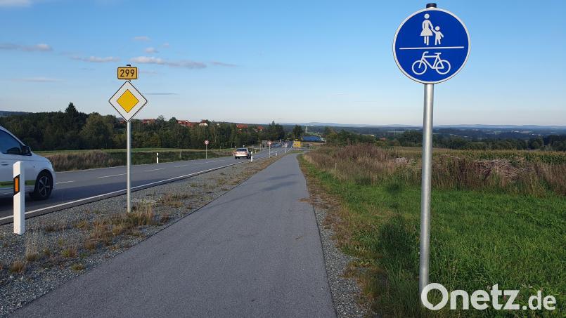 Die Stadt Erbendorf übernimmt die Unterhaltungslast des kombinierten Geh- und Radweges entlang der B299 zwischen Erbendorf und dem Ortsteil Eppenhof. Bild: kaz