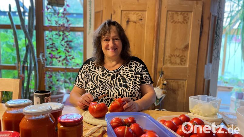 Marianne Schieder, SPD-Bundestagsabgeordnete, kocht aus den Tomaten aus ihrem Gemüsegarten Tomatensugo. Er darf auch mit nach Berlin.. Bild: Büro Schieder