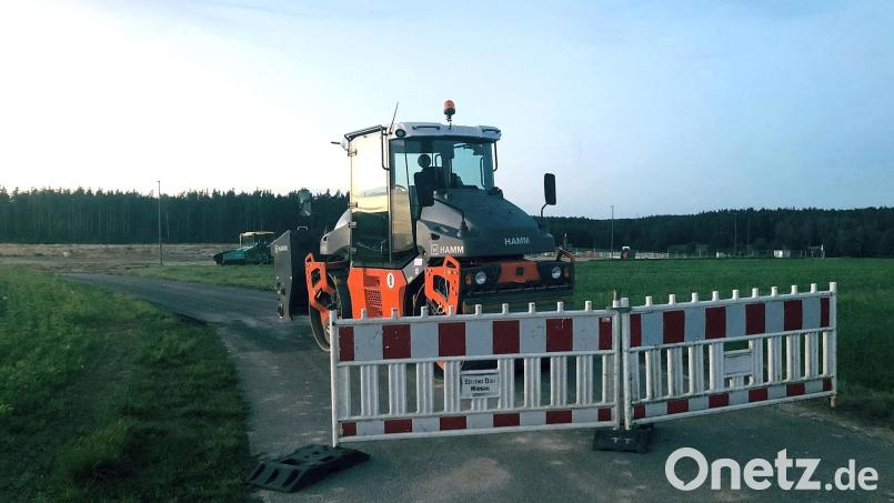 Mit den laufenden Asphaltarbeiten geht die Logistikstraße im interkommunalen Industrie- und Gewerbegebiet ihrer Vollendung entgegen. Bild: wro