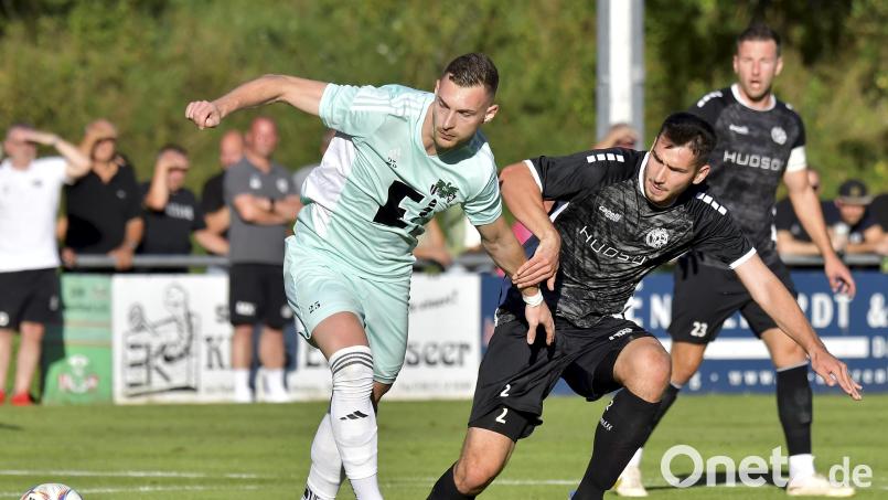 Gebenbachs Johannes Golla (vorne rechts im Zweikampf mit dem Ammerthaler Martin Popp) musste im Derby verletzt ausgewechselt werden. Er wird im Heimspiel gegen Schlusslicht SC Feucht vermutlich fehlen. Bild: Hubert Ziegler