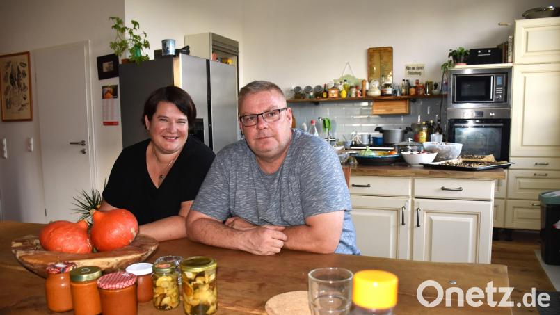 Stefanie Ohle und Peter Zettelmann sitzen eher selten so gemütlich in ihrer Wohnstube. Im und um das alte Schulhaus in Schwarzenbach ist jede Menge Arbeit weiterhin, die wohl für ein ganzes Leben reicht. Bild: ubb
