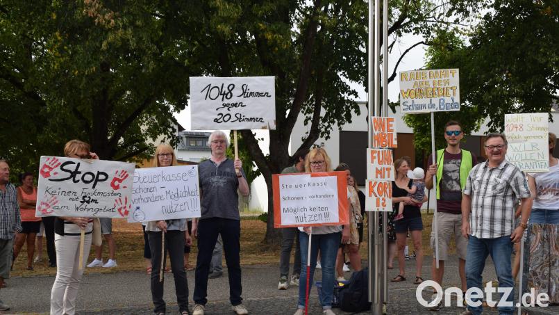 Der Protest der BI Schwarzenfeld, wie hier im Juli vergangenen Jahres vor dem Schwarzenfelder Rathaus, brachte nur teilweise den gewünschten Erfolg. Der BOS-Funkmast wurde gebaut, eine Mitbenutzung durch einen Mobilfunkanbieter konnte verhindert werden. Archivbild: bnr
