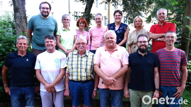 Eine große Schar aktiver Vorstandmitglieder untermauert den Stellenwert des OWV-Zweigvereins Vohenstrauß mit zweitem Vorsitzenden Philipp Ertl (vorne, Zweiter von rechts) und Josef Forster an seiner Seite. Bild: fjo/exb
