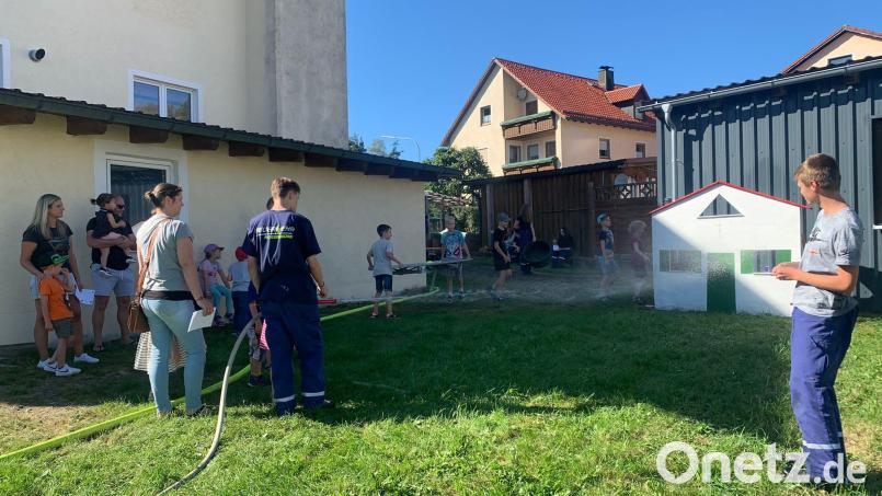 Mit großer Begeisterung haben die Kinder im Garten des Feuerwehrhauses Flossenbürg den aufgebauten Geschicklichkeitskurs erfolgreich durchlaufen. Bild: cro