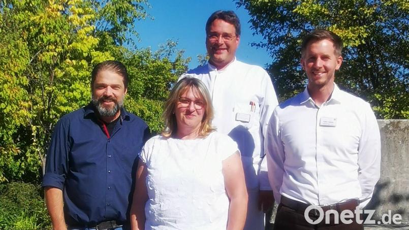 Steffen König (links), Dr. Christian Glöckner (Dritter von links) und Felix Sasse (rechts) freuen sich Gerlinde Simon im Pflegedienst an Bord zu haben. Bild: Schäffer/exb
