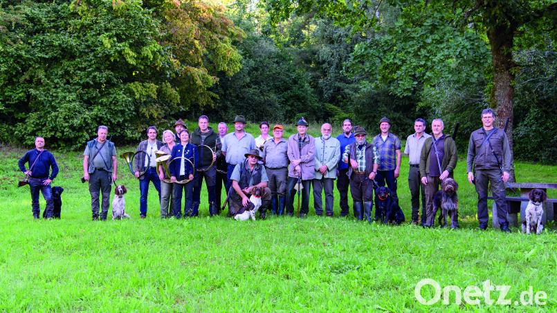 Hundeobmann Andreas Schiedlofsky (Neunter von links) leitet die Brauchbarkeitsprüfung. Bild: Jagdverband Kreisgruppe Kemnath/exb