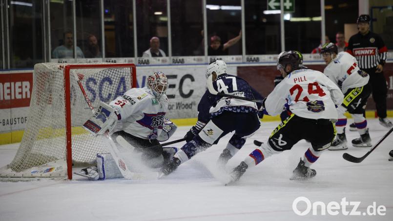 Im letzten Vorbereitungsspiel gegen Deggendorf erzielte Vladislav Filin (blaues Trikot) in der 28. Minute das 4:0 für die Blue Devils. Bild: Werner Moller