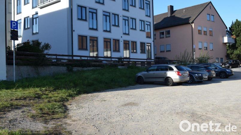 Auf dem Parkplatz Unterer Markt wurde ein Ärgernis beseitigt. Die zeitliche Beschränkung in der oberen Parkreihe wird aufgehoben. Bild: bnr