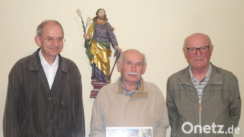 KAB-Vorsitzender Günter Übelacker (rechts) und Stadtpfarrer Johann Hofmann (links) mit Georg Wismath, der 40 Jahre lang Fahnenträger der KAB war und dafür geehrt wurde. Bild: u
