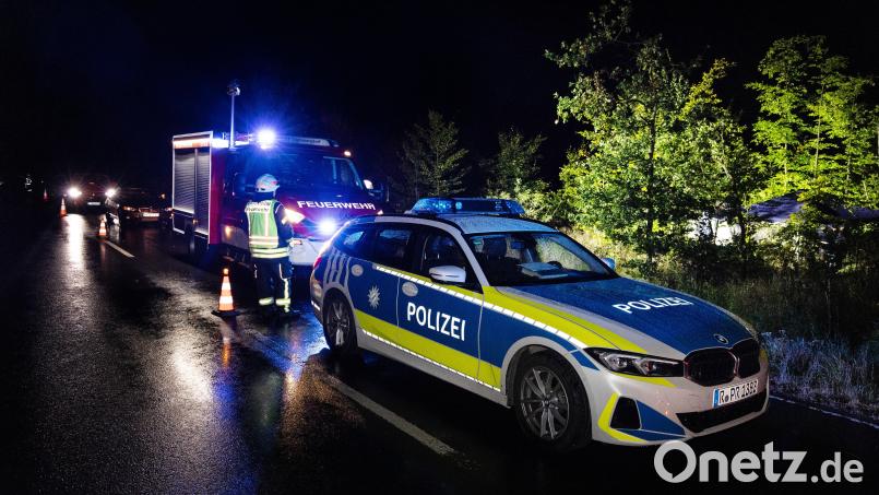 Kurz vor Mitternacht hat sich am Donnerstag ein schwerer Verkehrsunfall auf der Staatsstraße 2122 bei Eschenbach (Landkreis Neustadt/WN) ereignet. Bild: rw