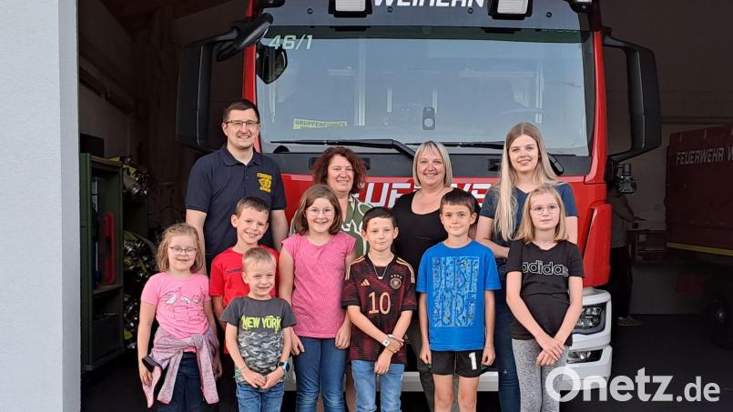 Der katholische Frauenkreis Weihern-Stein spendet den Löschkids der Feuerwehr Weihern eine Geldspende von 200 Euro. Bild: Schlosser/exb
