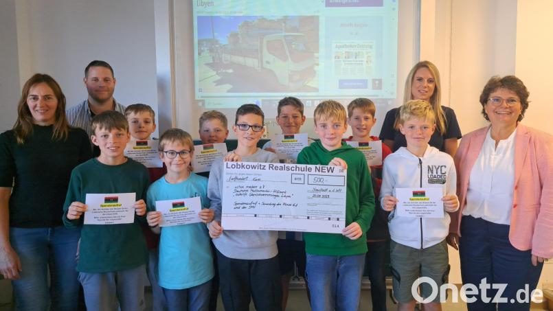 Die Lobkowitz-Realschüler spenden 500 Euro für die Opfer der Flutkatastrophe in Libyen. Bild: Nicolas Gradewald/exb