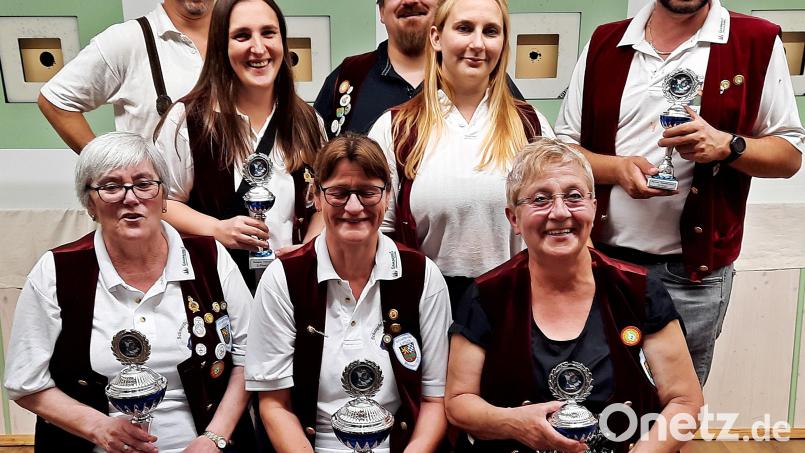 Sie räumen für den Schnupfer-Club Latsch bei der &quot;Bayerischen&quot; ab: Von links sitzend: Karola Meier, Bettina Ochs, Uschi Straka. Von links stehend: Martin Reindl, Daniela Siller, Andy Straka, Tamara Straka und Markus Pschierer. Bild: R. Kreuzer
