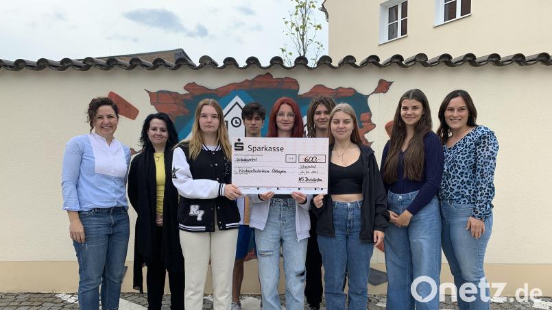 Christina Neiß vom Kinderpalliativteam und die Schüler der Abschlussklasse mit ihrer Klassenleitung Martina Wagner (von links). Bild: Michaela Starke/exb