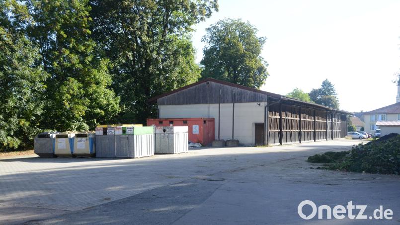 Im Anschluss an den alten Pleysteiner Bauhof auf dem derzeitigen Containerstandplatz könnte eine Heizzentrale entstehen. Bild: bey