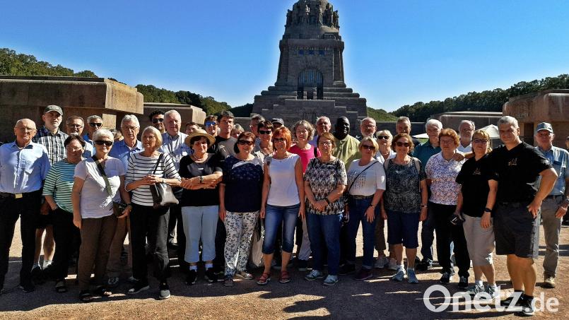 Die Reisegruppe aus Neunkirchen startet vor dem Völkerschlachtdenkmal in Leipzig zu einer Stadtrundfahrt. Bild: R. Kreuzer