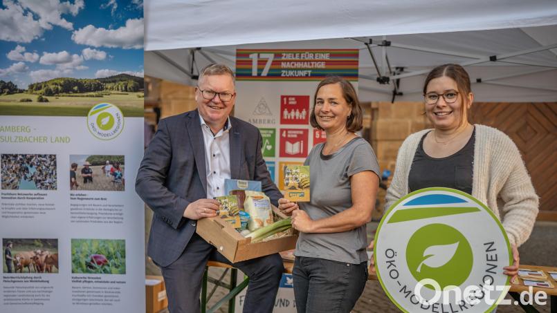 Start der Regioplus-Challenge am Amberger Marktplatz mit (von links) Oberbürgermeister Michael Cerny, Heike von Eyb (Koordination für kommunale Entwicklungspolitik der Stadt Amberg) und Annika Reich (Öko-Modellregion Amberg-Sulzbach/Stadt Amberg). Bild: Michael Golinski/exb