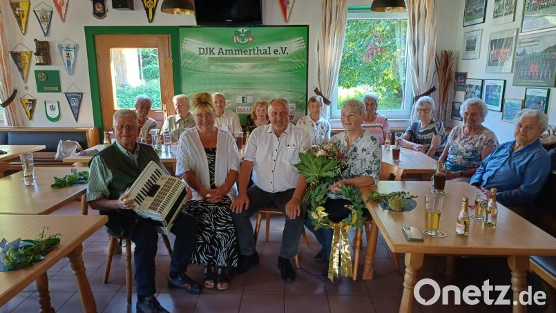 Mit den Teilnehmern feierten (von links) Altlandrat Armin Nentwig, Seniorenbeauftrage Monika Fruth, Bürgermeister Anton Peter und Seniorentreff-Leiterin Christa Suttner den 15. Geburtstag des Ammerthaler Seniorentreffs. Bild: Monika Fruth