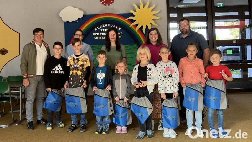 Sowohl die Grundschüler als auch die Kindergartenkinder erhielten von der Verwaltungsgemeinschaft Turnbeutel. Bild: VG Schönsee/exb